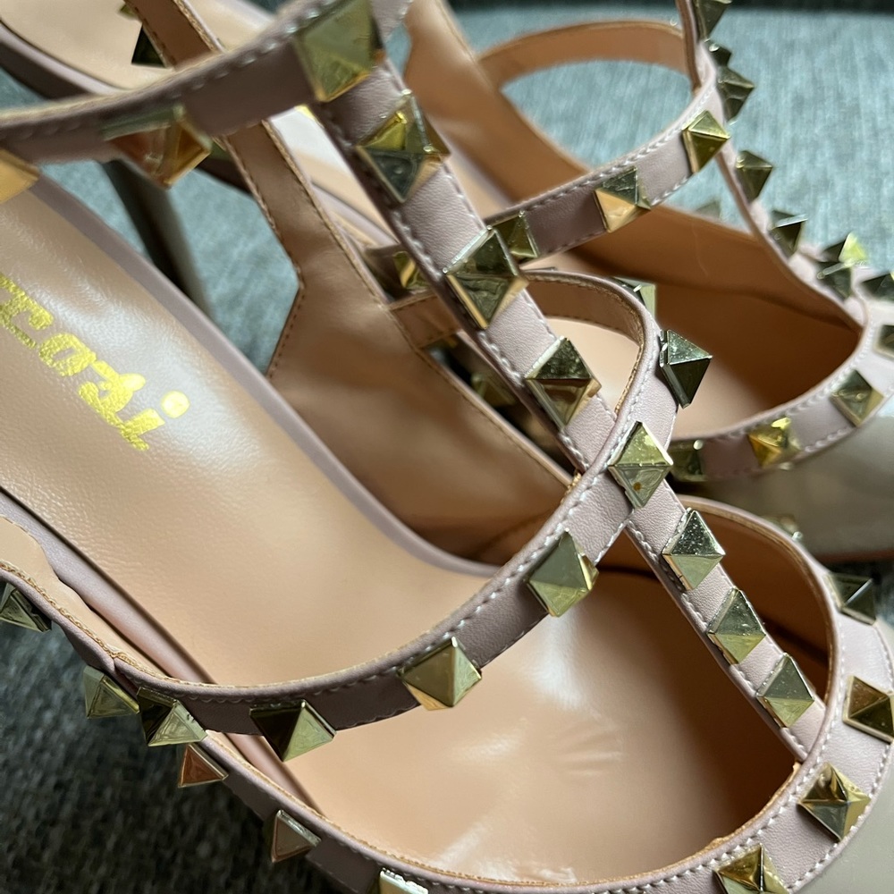 - Woman’s vegan leather gold studded heels. Size 8.5 - Picture 8 of 12